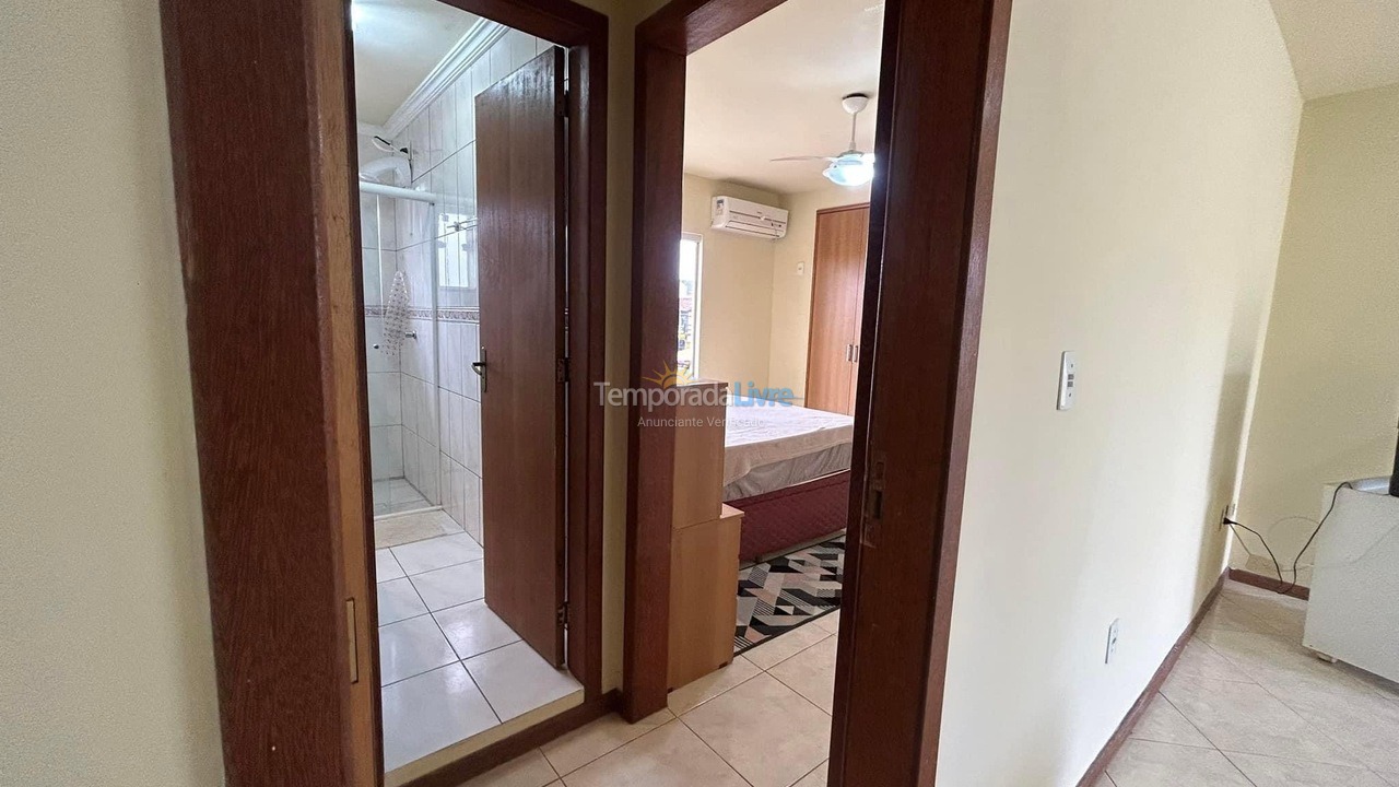 Casa para aluguel de temporada em Bombinhas (Praia de Bombas)