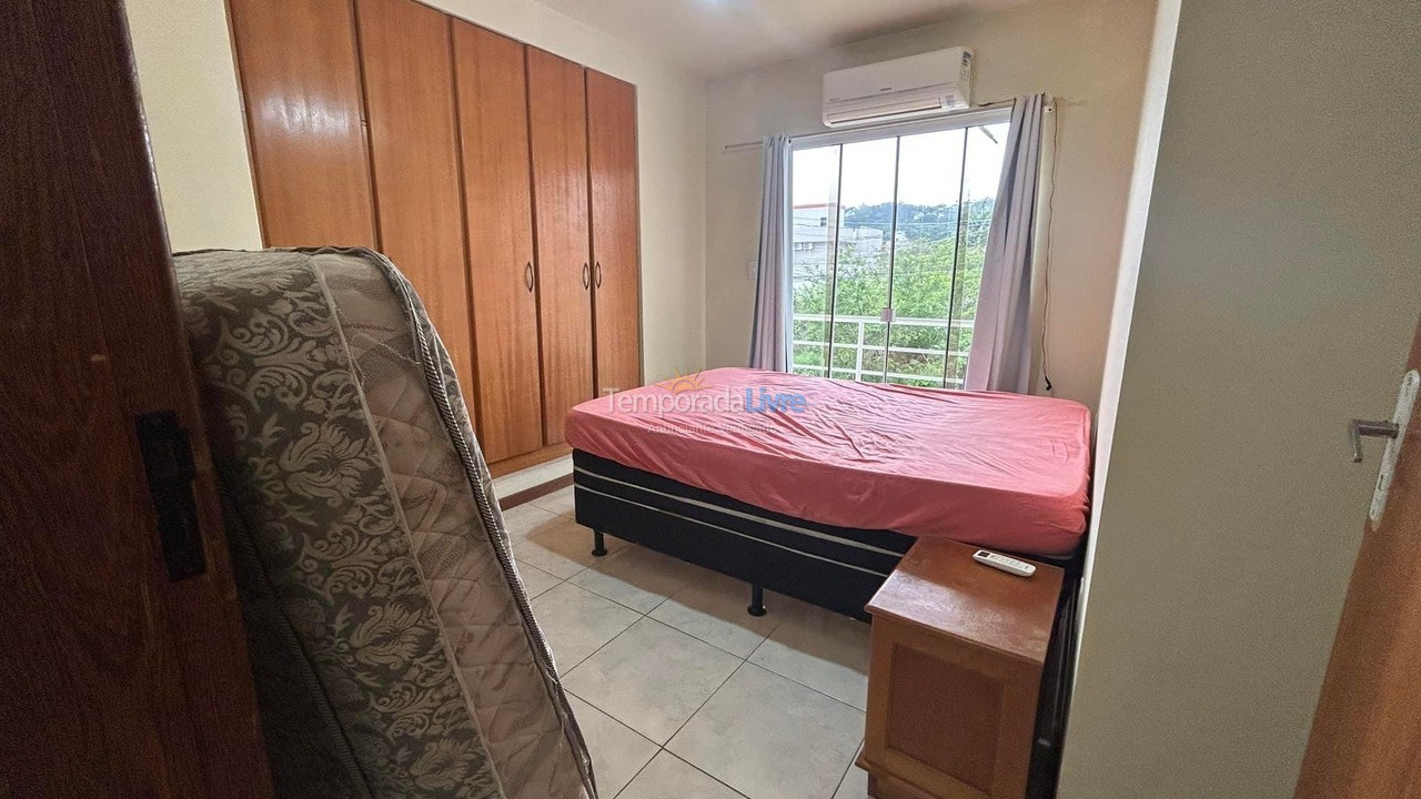 Casa para aluguel de temporada em Bombinhas (Praia de Bombas)