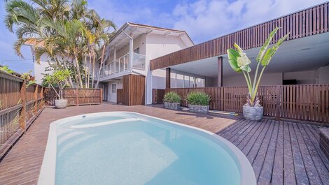 026 - Residencial com Piscina e Jacuzzi em Bombas