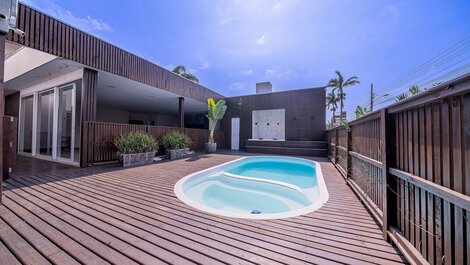 026 - Residencial com Piscina e Jacuzzi em Bombas