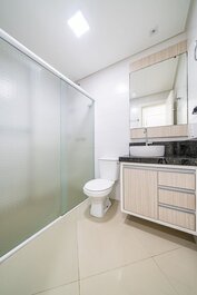 249 - Apto a 100m do mar c/ sacada e churrasqueira