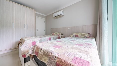 249 - Apto a 100m do mar c/ sacada e churrasqueira