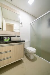 249 - Apto a 100m do mar c/ sacada e churrasqueira