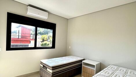 CASA MODERNA EN LA AVENIDA PLAYA JUQUEHY