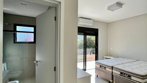 CASA MODERNA EN LA AVENIDA PLAYA JUQUEHY