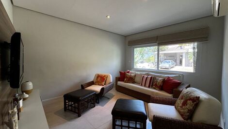 Casa em condomínio com muita natureza e conforto ! Praia da Baleia !