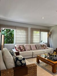 Casa em condomínio com muita natureza e conforto ! Praia da Baleia !