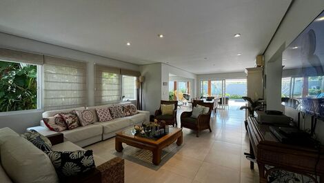 Casa em condomínio com muita natureza e conforto ! Praia da Baleia !