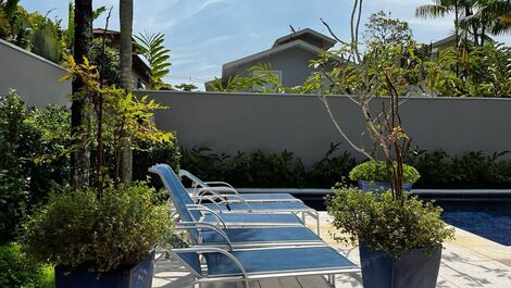 Casa em condomínio com muita natureza e conforto ! Praia da Baleia !