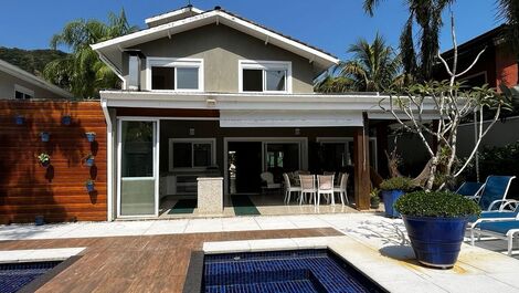 Casa em condomínio com muita natureza e conforto ! Praia da Baleia !