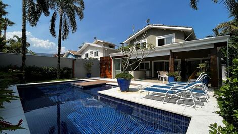 Casa em condomínio com muita natureza e conforto ! Praia da Baleia !