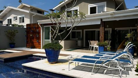 Casa em condomínio com muita natureza e conforto ! Praia da Baleia !