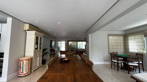 Casa em condomínio com muita natureza e conforto ! Praia da Baleia !