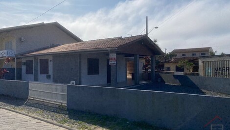 Casa em Ubatuba apenas 350m do mar - 3 quartos com Ar