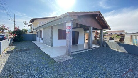 Casa em Ubatuba apenas 350m do mar - 3 quartos com Ar