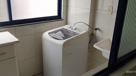Lavanderia com máquina 