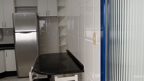 Geladeira, mesa para refeição rapida