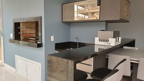 BEAUTIFUL APARTMENT IN MEIA PRAIA WITH 4 SUITES