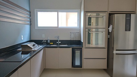 BEAUTIFUL APARTMENT IN MEIA PRAIA WITH 4 SUITES