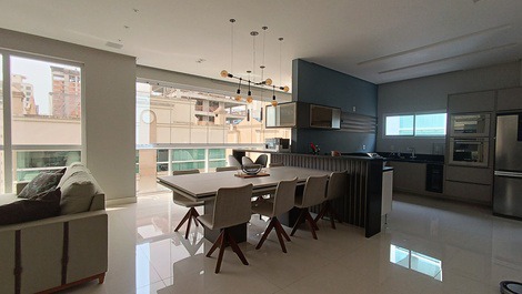 BEAUTIFUL APARTMENT IN MEIA PRAIA WITH 4 SUITES