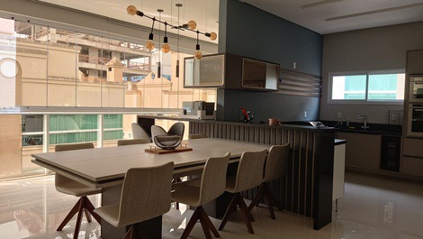 BEAUTIFUL APARTMENT IN MEIA PRAIA WITH 4 SUITES