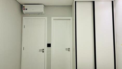 Quarto 1 com guarda roupa embutido, ar condicionado e banheiro 