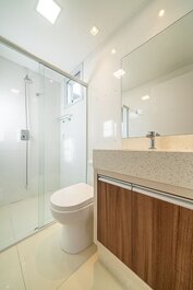 056 - Apto moderno a 100m da Praia de Bombas