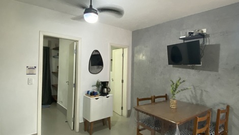 Mesa com 4 cadeiras para as refeições. tv tela plana, wifi alta velocidade, ventilador de teto na sala. 