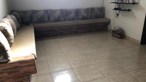 Ampla área da sala de tv