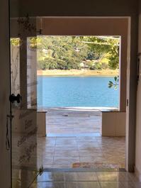 Visão da casa ao lago 