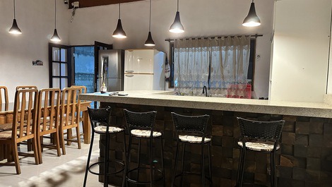 Sala e cozinha ampla 