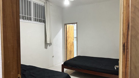 Quarto com suíte arejado com venador de teto e tela de