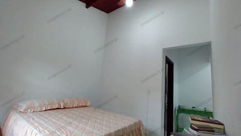 Suíte 1 com ar condicionado e ventilador de teto. 