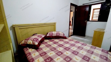 Suíte 2 com ar condicionado e ventilador de teto. 