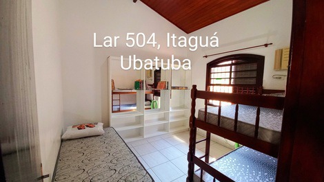 Quarto 4 com ar condicionado e ventilador de teto. 