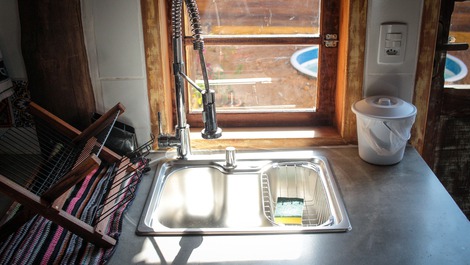 Pia com vista para piscina