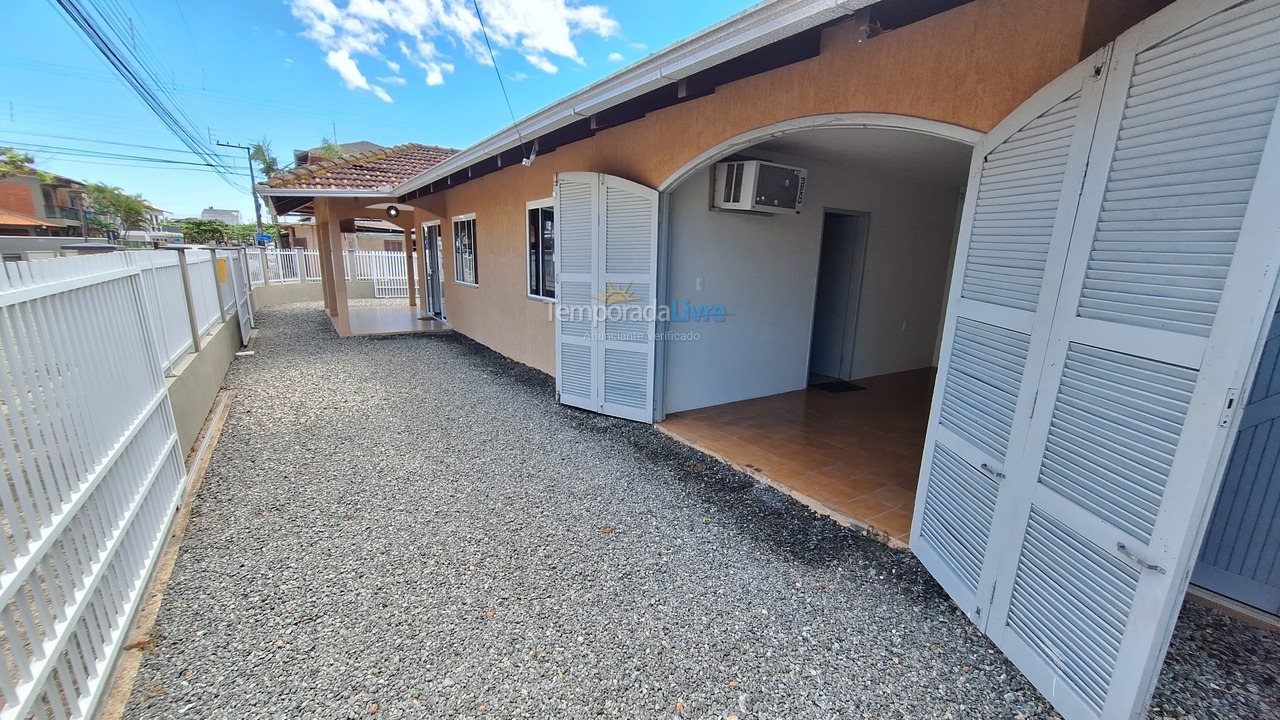 Casa para aluguel de temporada em São Francisco do Sul (Enseada)