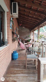 Varanda com duas mesas e duas redes