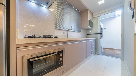 056 - Apto moderno a 100m da Praia de Bombas