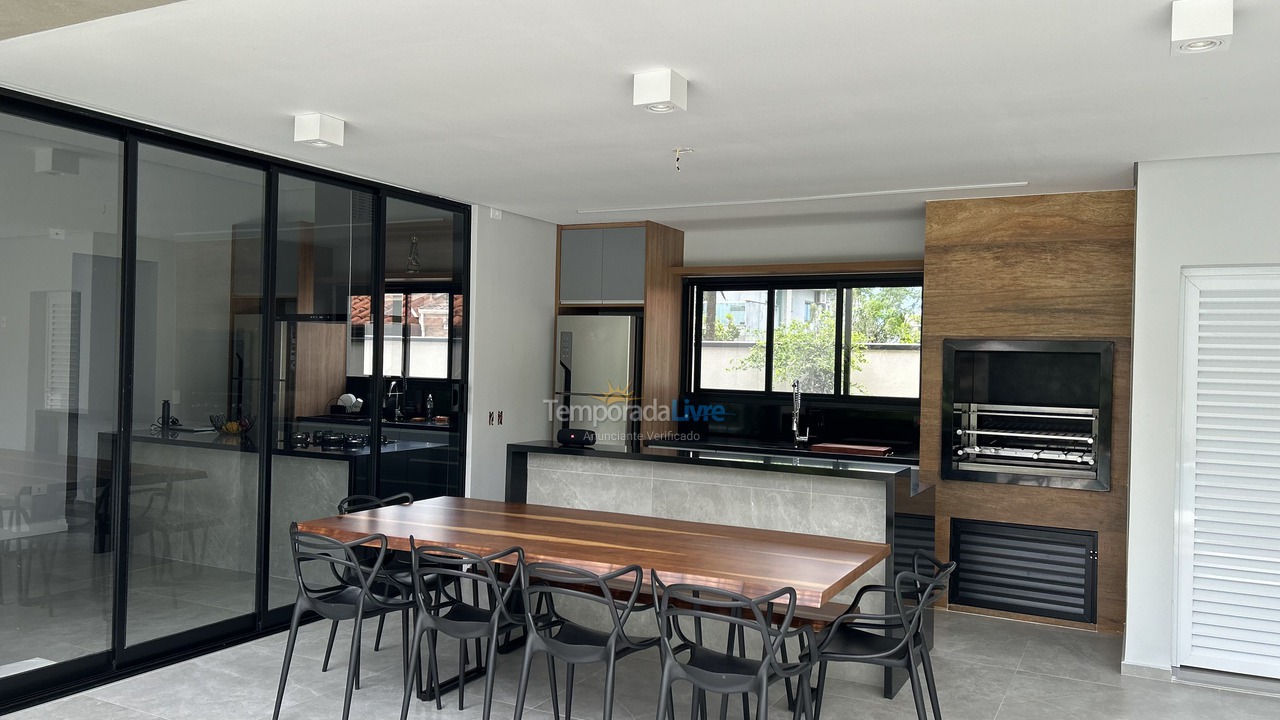 Casa para alquiler de vacaciones em Bertioga (Condominio Morada da Praia)