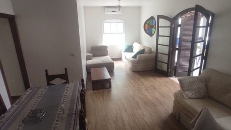 Sala com sofá de 3 e 2 lugares e 1 chess