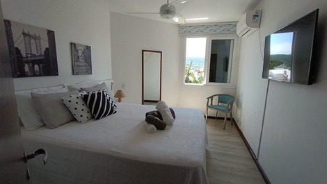 Quarto 1: cama queen, tv smart, ar condicionado, ventilador de teto, armário e parede antirruido.