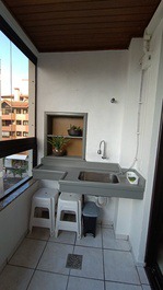 Sacada com churrasqueira e vista lateral para o open shopping e para a av dos salmões 