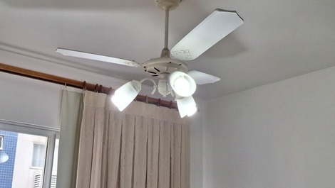 Ventilador de teto na sala de estar.