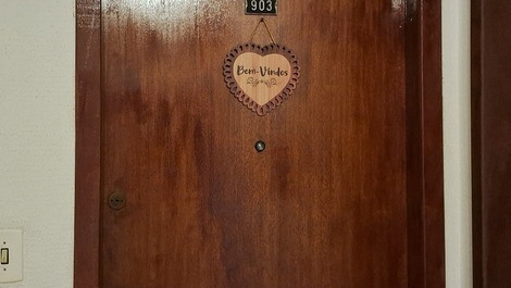 Porta de entrada do apto 903.