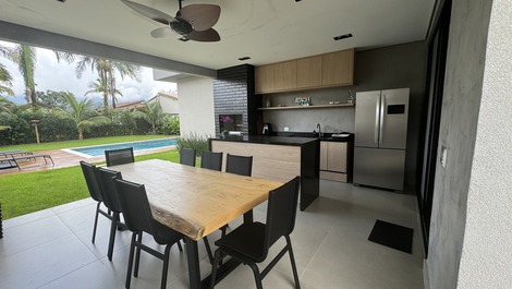 Casa con piscina climatizada! Condominio Morada da Praia - Boraceia.