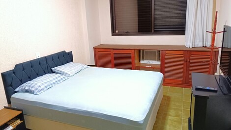 Ampla suíte com cama queen size, ar condicionado e tv tela plana 43"