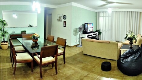 Amplas salas de jantar e estar