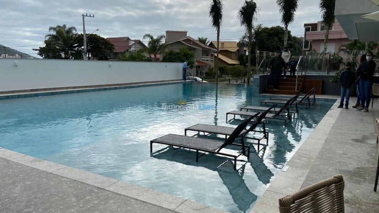 Apartamento para aluguel de temporada em Governador Celso Ramos (Praia de Palmas)