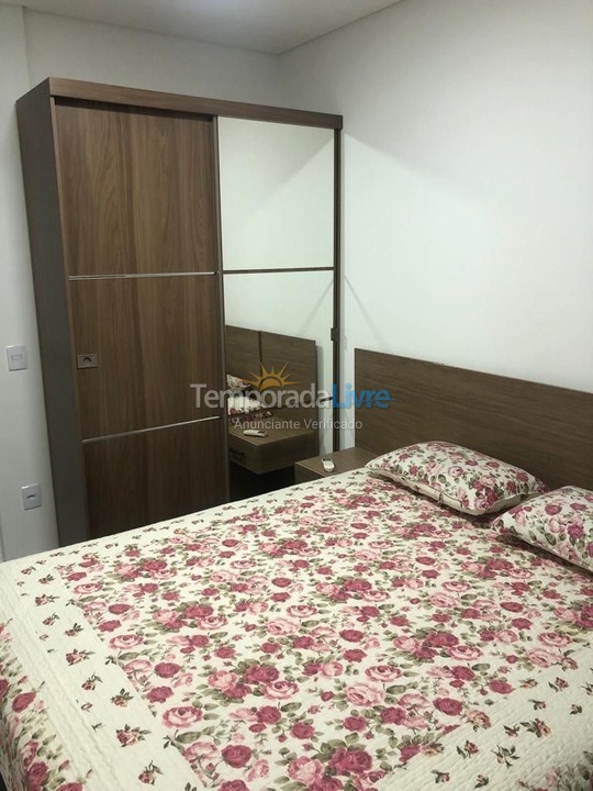 Apartamento para aluguel de temporada em Governador Celso Ramos (Praia de Palmas)